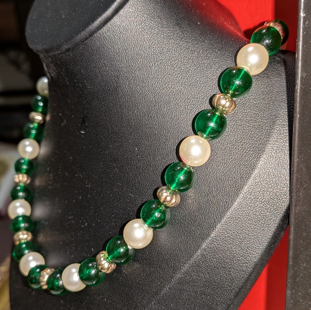 Formal green and pearl necklace with gold trim 18 in long gorgeous formal. - Picture 6 of 7